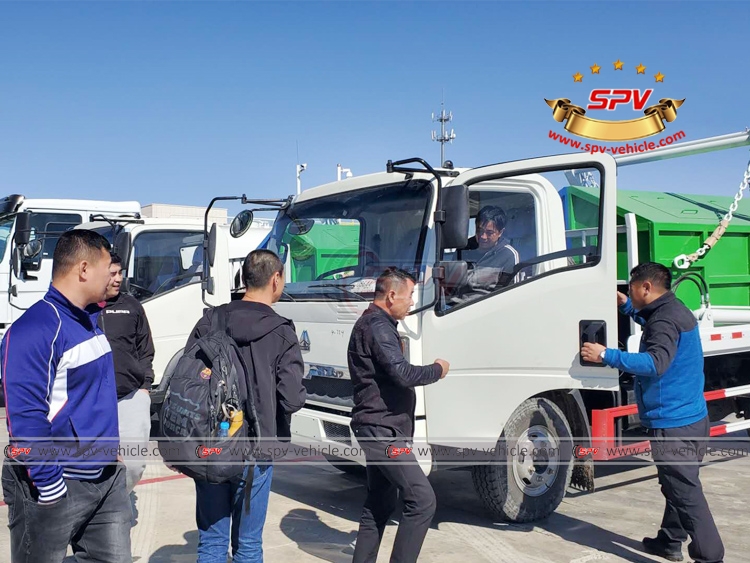 Swing Arm Garbage Truck Sinotruk HOWO - Inspection In Erenhot